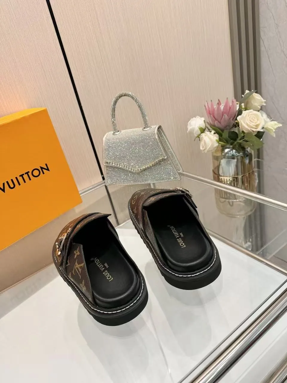 👟👟Ex-factory price 440👟👟 lv's new Baotou half-drag winterbreak comfert flat slippers lv letter and monogram floral embellished leather pattern, with sheepskin lining, suitable for indoor and outdoor wear. The water table is made of high-density foam material, which is light and comfortable. The sole has a certain thickness and the heightening effect is also good! Boutique size:35-46
